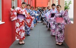 小出美容専門学校校舎前で浴衣姿