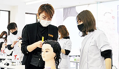 美容実習中の先生と生徒