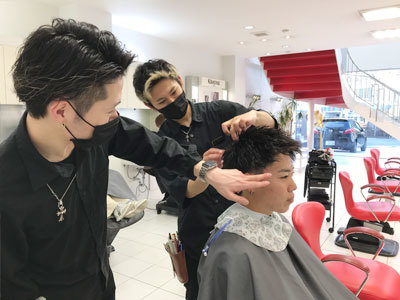 カット指導を受ける生徒