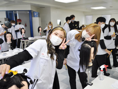 授業中に二人でピース