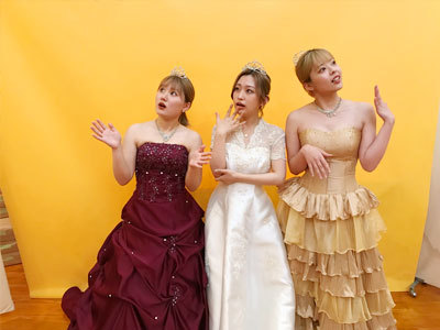ドレスの3人