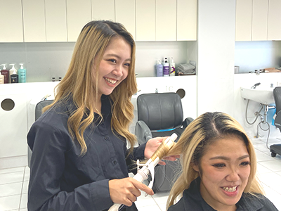 髪を巻いている