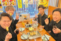 串カツを食べる４人