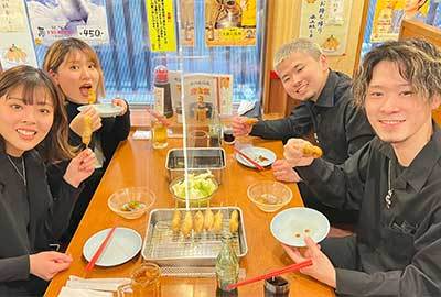 串カツを食べている４人