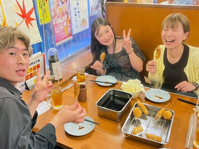 串カツを食べる３人